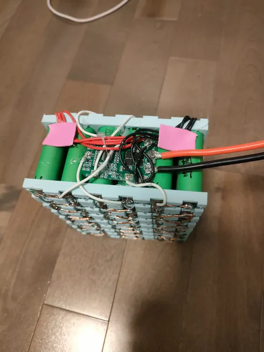 Close-up of the twisted copper wire bus on the cell pack
